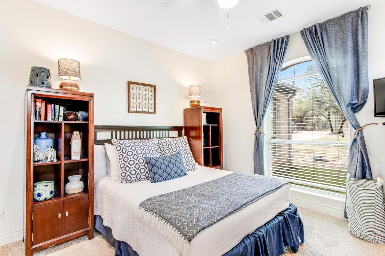 Cliff Side Oasis Villa Spicewood Bagian luar foto